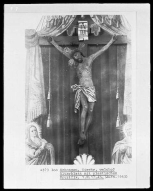 Kruzifix vor Altarblatt