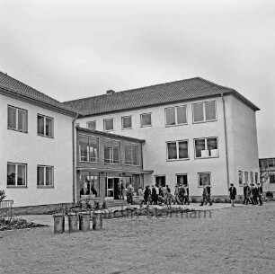 Ahrensburg: Hermann-Löns-Straße: Altbau (links), Verbindungstrakt mit Eingang, Neubau mit Lehrwerkstätten: Außenansicht
