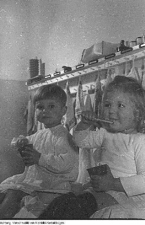 Dresden, Weißer Hirsch. Kinderkrippen Meuslitzer Straße und Collenbuschstraße, Oktober 1952