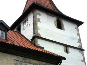 Evangelische Kirche - Kirchturm (romanisch gegründet) von Südwesten-Mittelgeschoß mit Schießscharte (Schlitzscharte) sowie gotisch erneuertes Glockengeschoß (beachte Nische neben Fenster)