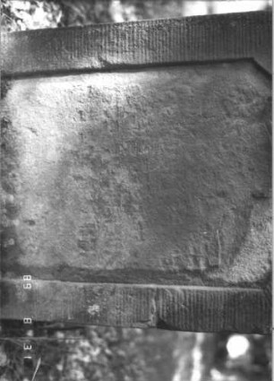 Grabstein 272 (Index: 99609909) Material: Sandstein Zustand: stark verwittert, völliger Textverlust Maße HxBxT: 83x59x9 cm Beschreibung: Stele, Konvexbogenabschluß, Schriftfeld eingetieft: Grabstein 272A