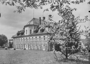 Löbau-Kittlitz. Schloss Kittlitz (18. Jahrhundert Umbau, 1909/1910 Umbau. Parkansicht