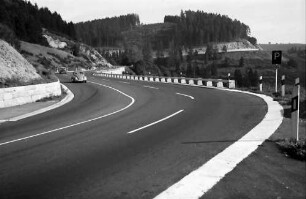 Triberg-Sommerau: B 33, im Vordertal, Kurve oberhalb des Tunnels (Bahn) bei Triberg-Sommerau; Blick Richtung Passhöhe