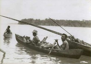 "Männer von Foate in Kanus, N.W. Malaita"
