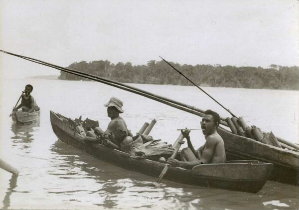 "Hommes de Foate en canoë, N.W. Malaita"