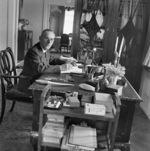 Schweiz. Kilchberg. Portrait des Schriftstellers Thomas Mann (1875-1955) in seinem Arbeitszimmer