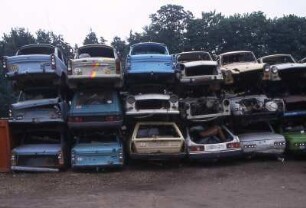 Schrottplatz mit Trabant Sommer 1990 in Sachsen
