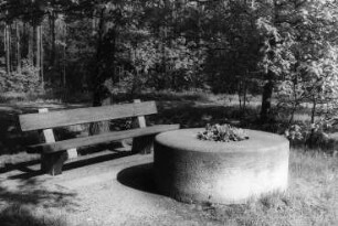 Rothenburg/O.L.-Nieder-Neundorf. Stein von einem Kollergang an der Bushaltestelle Kahle Meile