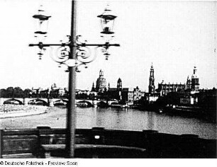 Szene aus dem Dokumentarfilm "Dresden - Baugeschichte einer schönen deutschen Ostmarkstadt": Blick von der Marienbrücke auf die Shilouette der Altstadt