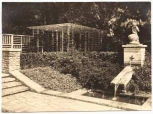 Ausstellungsgarten Jubiläums-Gartenbau-Ausstellung 1926, Dresden: Der kommende Garten: Spalier-Laube und wasserspeiende Figur, Abschnitt 4