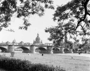 Dresden, Augustusbrücke : Blick vom Neustädter Elbufer auf die Silhouette der Dresdner Altstadt mit Frauenkirche und Katholischer Hofkirche