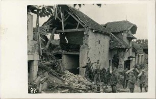 Deutsche Soldaten in zerstörter französischer Ortschaft