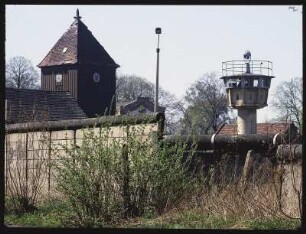 Grenzanlage der Berliner Mauer von Westen : Berlin-West. Grenzanlage Berliner Mauer. Blick auf Postenturm und Kirche im Norden von Ost-Berlin