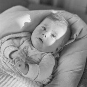 Kleinkind im Bett