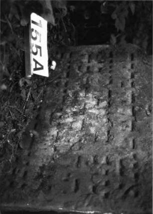 Grabstein 155 (Index: 99803175) Material: Sandstein Zustand: verwitt/eingesunken/Textverlust Maße HxBxT: 61x64x10 cm Beschreibung: Stele mit eingezogenem Rundbogen: Grabstein 155A