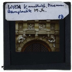 Wien, Kunsthistorisches Museum : Fassadendetail, Zwickelfiguren und Fries über dem Hauptportal