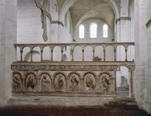 Südliche Chorschrankenwand: Maria umgeben von sechs Aposteln