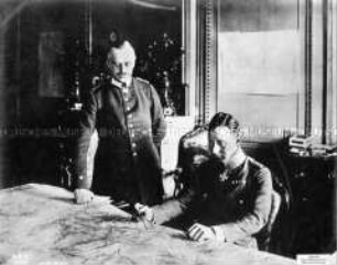 Kronprinz Wilhelm mit seinem Generalstabschef Oberst Graf von der Schulenburg.