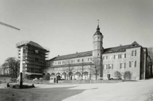 Dohna-Gamig, Gamig 2. Gut Gamig. Neues Schloß (16. Jh.; Umbau 19. Jh., W. Hermann) und eingerüsteter Wohnturm