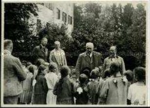 Schulkinder mit Paul von Hindenburg in seinem Urlaubsort Dietramszell