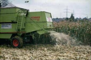 Fotografie: Erntetechnik, Mähdrescher selbstfahrend, Körnermais, Strohhäcksler