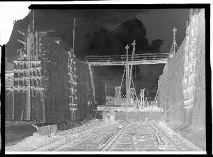 Staustufe Steinbach. Baumaßnahmen. Vermutlich Abbildung der Betonmauer des Wehres.