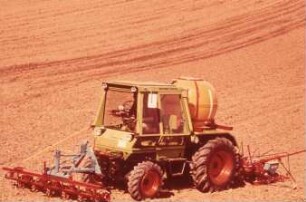 Fotografie: Pflanzenschutz, Feldspritzgerät, Feldspritze angebaut, Systemtraktor, Einzelkornsämaschine, Bandspritzung