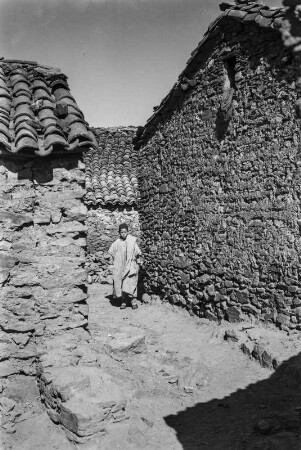 Gasse : Ein Junge der Kabylen in einer Gasse des Dorfes Tizi Ouzou