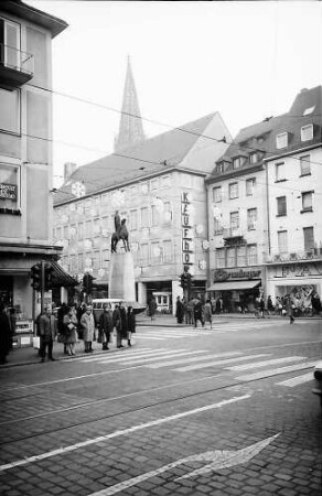 Freiburg: Kaiser-Joseph-Straße mit Weihnachtsbeleuchtung und Bertoldsbrunnen Richtung Kaufhof