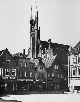Schwiebus. Blick über den Marktplatz auf die im 15. Jahrhundert im Stil der Spätgotik errichtete Pfarrkirche St. Michael