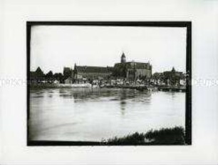 Blick auf die Marienburg und die umliegende Stadt