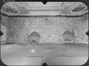 Zittau. Ehem. Franziskanerkloster. Heffterbau (1652/1662; M. Pötzsch). Großer Saal (ehem. Bibliothekssaal). Decke mit Medaillons und Seitenwand