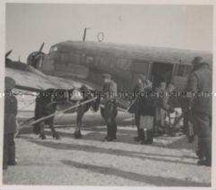 Wehrmachtssoldaten, Entladen einer Junkers Ju 52