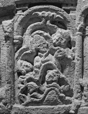 Taufstein mit Heiligenfiguren und Szenen die sich auf die Taufe beziehen — Sintflut