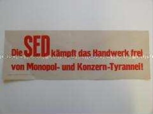 Maueranschlag mit einer Propaganda-Losung der SED