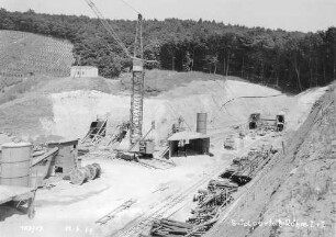 Tunnel bei Hölzern in km 528,925 Südportal. Links Röhre I, rechts Röhre II
