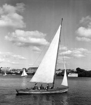Hamburg. Segelboot auf der Alster