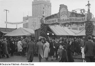 Passanten auf dem Leipziger Weihnachtsmarkt