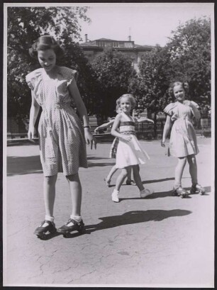 Mädchen beim Rollschuhfahren