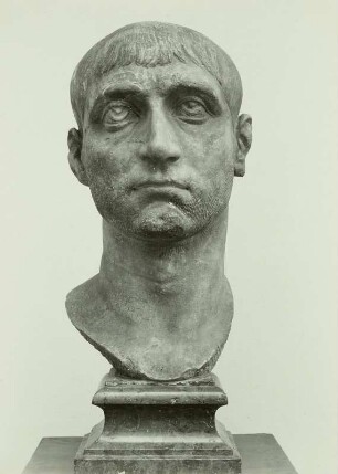 Kolossaler Bildniskopf eines Mannes (Kaiser Maxentius)