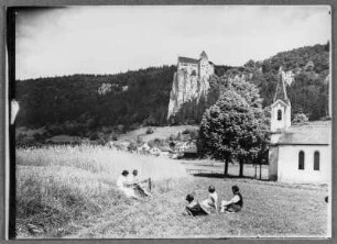 Rast an der Burg Prunn im Altmühltal : Riedenburg. Blick von der Kapelle "Geheiligte Stätte" auf dem rechten Ufer zur Burg Prunn auf steilem Kalkfelsen. Blick über den Fluss von Südosten