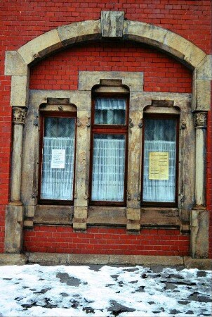 Bahnhof, Detail voriges Bild: Fenster mit Sandsteingewände und Säulen