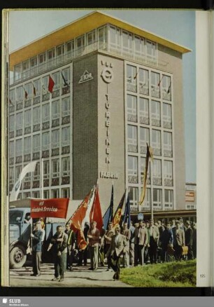 125 Arbeiter marschieren zur Demonstration