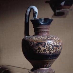 Rhodos, Archäologisches Museum. Korinthische Bügelkanne, Ende 7. Jh. v. Chr., mit Tierfries und Sphingen