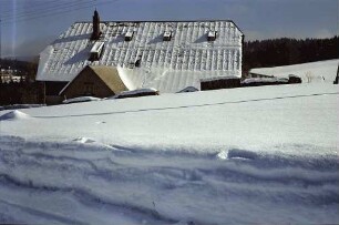 Hinterzarten: Schnee auf Dach eines Hofes