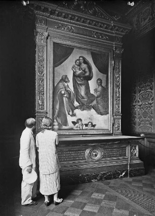 Dresden. Gemäldegalerie Alte Meister. Besucher bei der Betrachtung der Sixtinischen Madonna