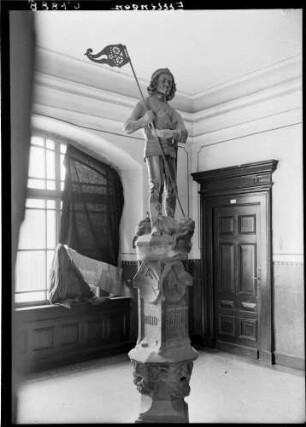 Ettlingen Marktbrunnen im Rathaus stehend Sankt Georg Figur