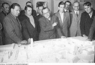 Dresden. Kurt W. Leucht (Bildmitte), Oberbaurat und Stadtarchitekt von Dresden diskutiert mit Stadtverordneten über den Wiederaufbau der Stadt, 1952