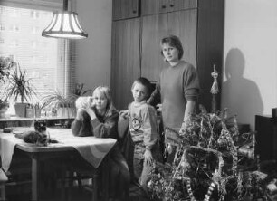 Familie B. (Journalistin) im Wohnzimmer mit Haustieren