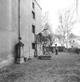 Dresden-Leuben. Kirchturm der alten Pfarrkirche (wohl 1512). Teilansicht von Nordwest mit Grabdenkmälern